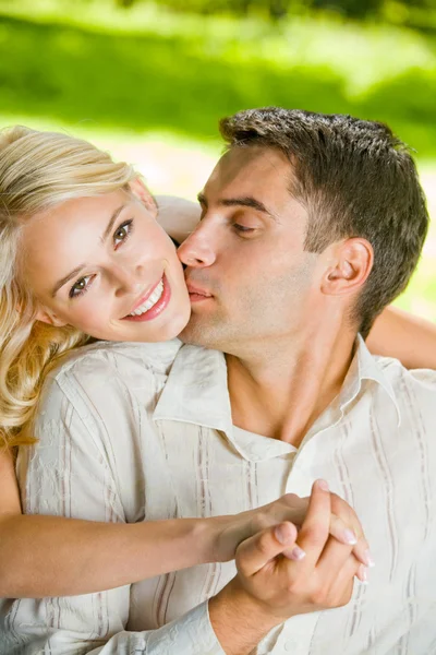 Jovem casal atraente feliz andando juntos, ao ar livre — Fotografia de Stock