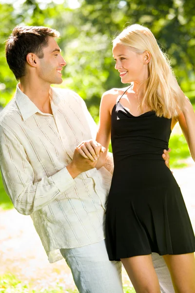 屋外一緒に歩いて若い幸せな笑みを浮かべてカップル — ストック写真