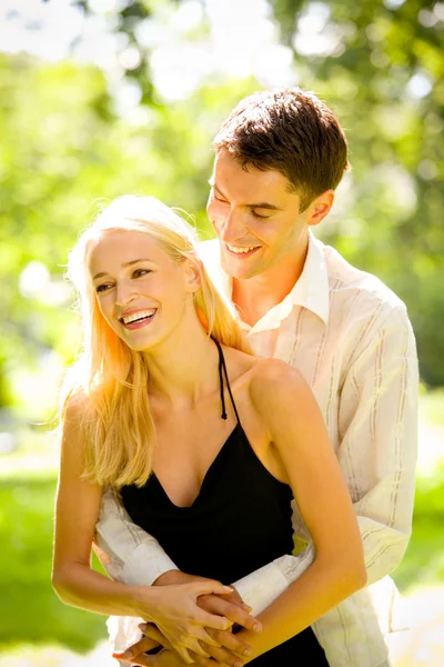 Retrato de joven feliz atractiva abrazando pareja, al aire libre —  Fotos de Stock