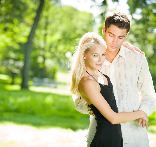 Unga lyckliga attraktivt par promenader tillsammans, utomhus — Stockfoto