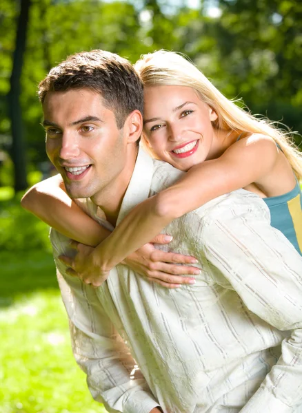 Porträtt av unga lyckliga attraktivt par tillsammans, utomhus — Stockfoto
