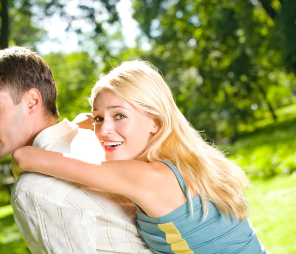 Jovem casal atraente feliz andando juntos, ao ar livre — Fotografia de Stock