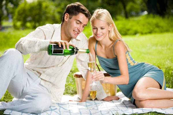 Lyckliga framgångsrika attraktivt par firar tillsammans med cha — Stockfoto