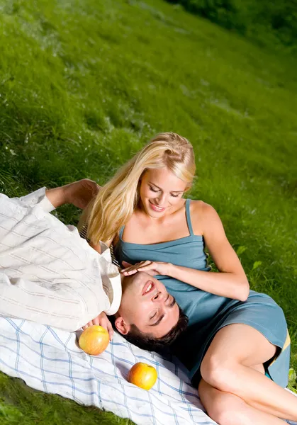 Mladý šťastný atraktivní zamilovaný pár na pikniku — Stock fotografie