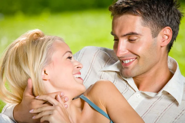 Porträt eines jungen glücklichen attraktiven Paares zusammen, im Freien — Stockfoto