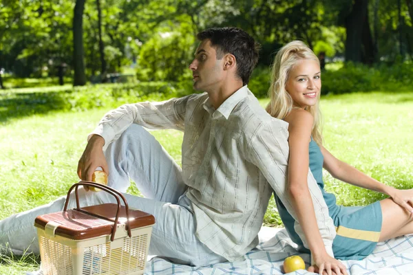 Joven feliz pareja amorosa juntos en el picnic, al aire libre — Foto de Stock