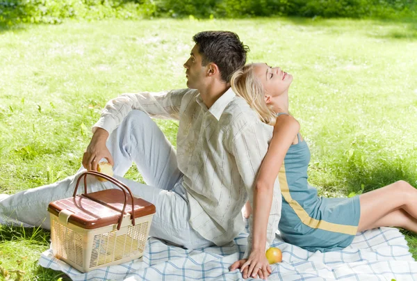 Joven feliz pareja amorosa juntos en el picnic, al aire libre —  Fotos de Stock