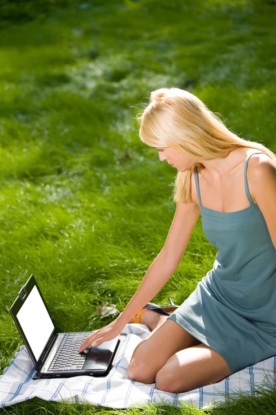 Dizüstü bilgisayar açık havada genç çekici sarışın kadın — Stok fotoğraf
