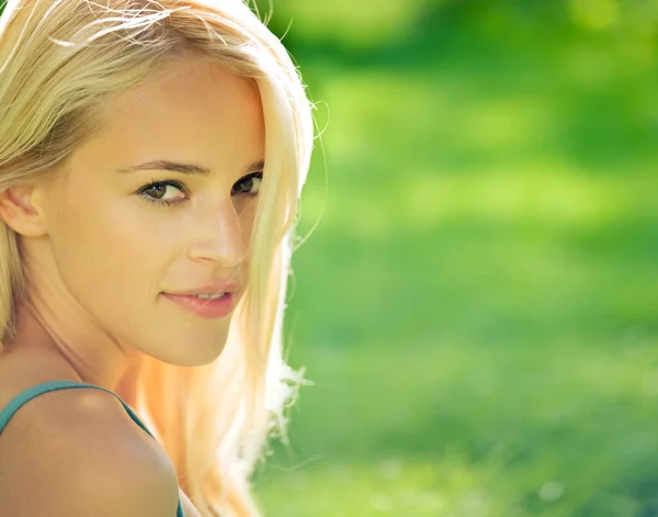 Porträtt av unga attraktiva leende blond kvinna, utomhus — Stockfoto