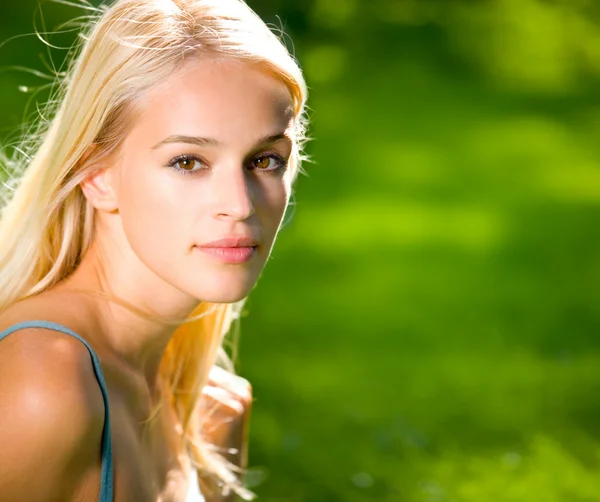 Portret van jonge mooie sexy lachende vrouw buitenshuis — Stockfoto