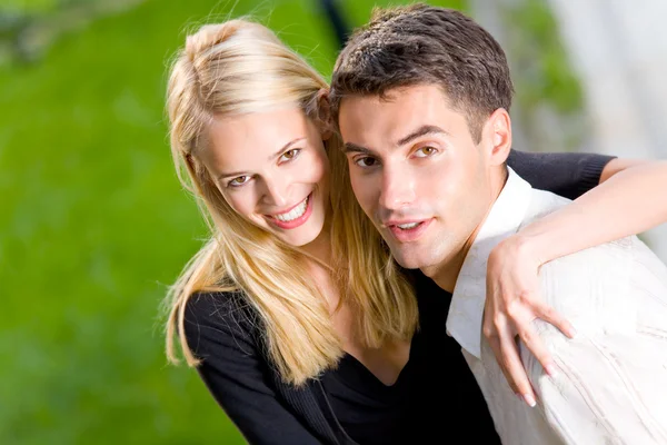 Giovane felice attraente abbracciare coppia, all'aperto — Foto Stock