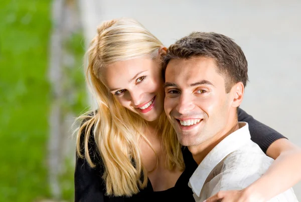 Портрет молодой счастливой влюбленной пары на открытом воздухе — стоковое фото