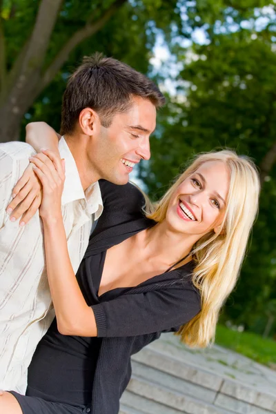 Jeune heureux couple attrayant embrassant, en plein air — Photo