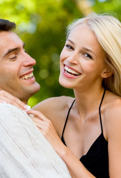 Mladí spokojený úsměv atraktivní pár chůzi venku spolu — Stock fotografie