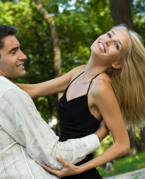 Unga lyckliga amorösa par dansar tillsammans, utomhus — Stockfoto