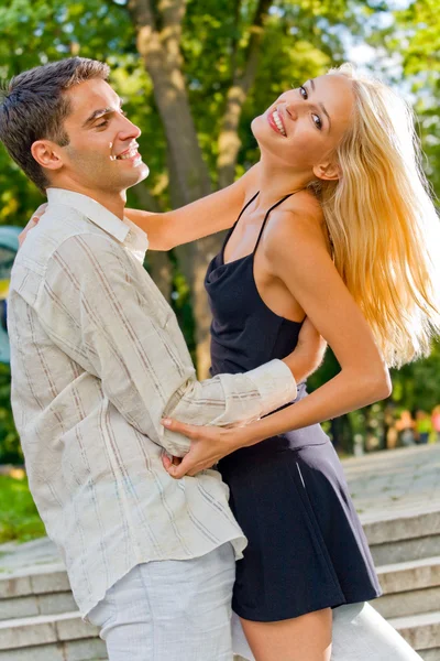 Unga lyckliga attraktiva allomfattande paret, utomhus — Stockfoto