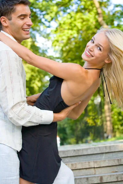 Молодая счастливая привлекательная пара танцует вместе, на открытом воздухе — стоковое фото