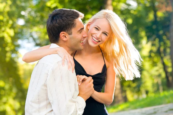 若い魅力的なカップルの屋外、一緒に歩いて笑顔幸せ — ストック写真