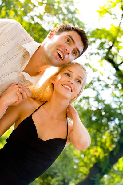 Junges glückliches lächelndes attraktives Paar, das gemeinsam im Freien spaziert — Stockfoto
