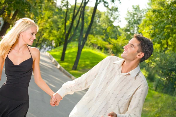 Joven feliz pareja atractiva caminando juntos, al aire libre — Foto de Stock