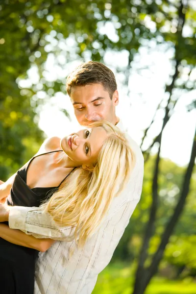 Jovem casal amor atraente feliz juntos, ao ar livre — Fotografia de Stock