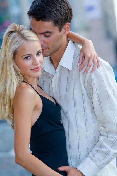 Joven feliz atractivo abrazando pareja juntos, al aire libre —  Fotos de Stock