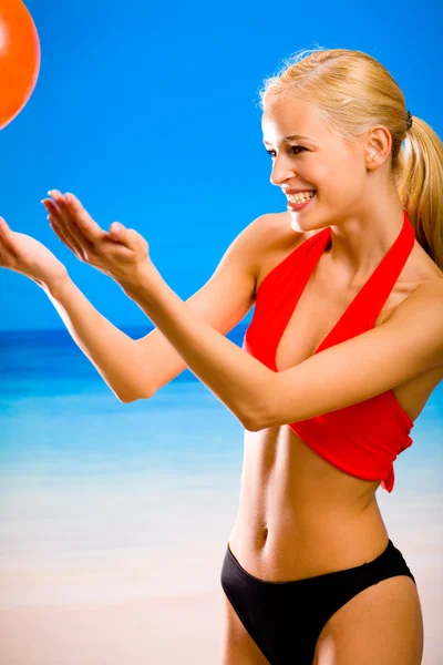 Young beautiful happy smiling blond woman in sportswear playing — Stock Photo, Image