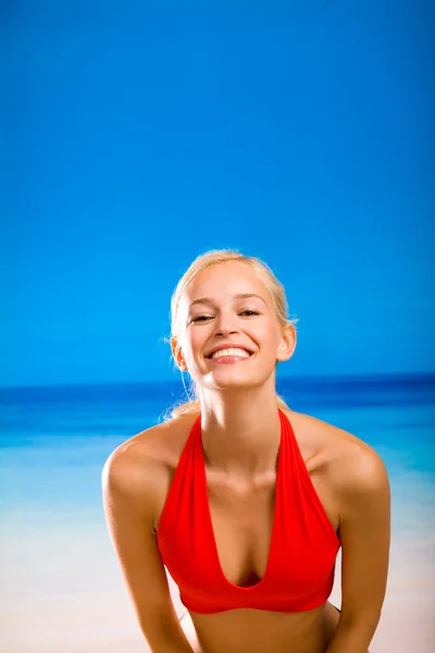 Młody seksowny uśmiechnięty piękne opalone blond kobieta na tropikalne morze — Zdjęcie stockowe