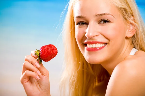 Unga vackra solbrända glada sexiga leende blond kvinna med halm — Stockfoto