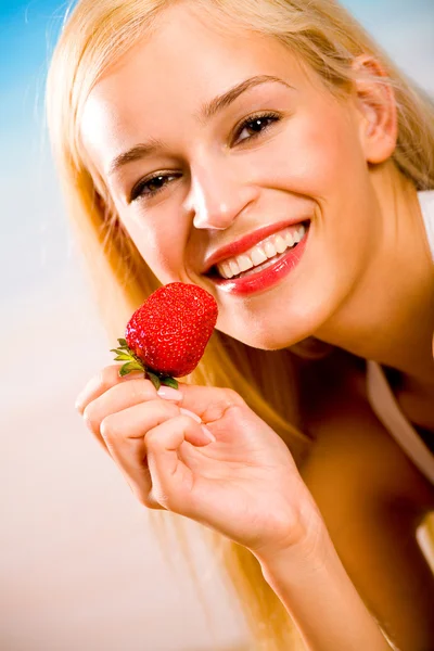 Νέοι όμορφη μαυρισμένο ευτυχής χαμογελαστοί ξανθιά γυναίκα με φράουλα — Φωτογραφία Αρχείου