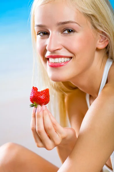 Νέοι όμορφη γυναίκα ευτυχισμένη χαμογελώντας με φράουλα σε παραλία της θάλασσας — Φωτογραφία Αρχείου