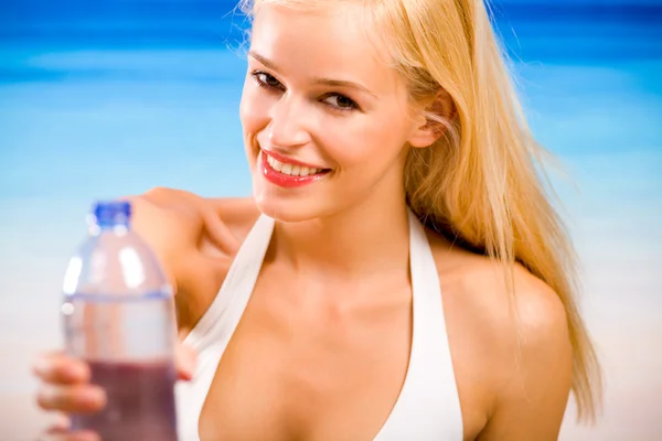 Молодая красивая сексуальная загорелая счастливая улыбающаяся блондинка с бутылкой — стоковое фото
