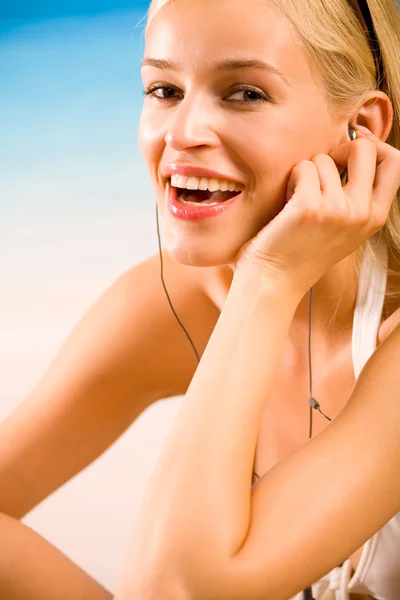 Jeune belle femme blonde bronzée souriante et heureuse en bikini avec — Photo