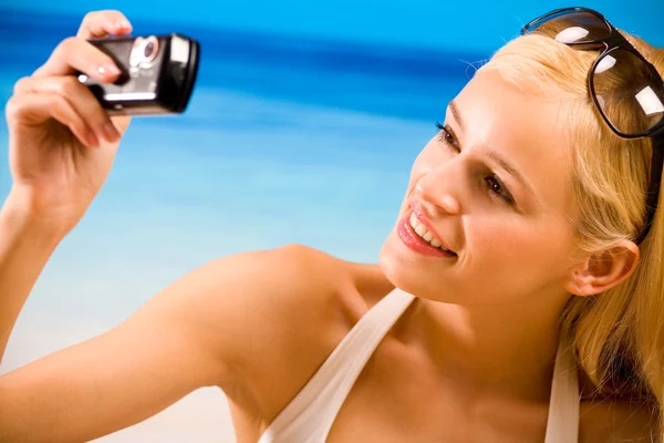 Unga vackra solbrända glada leende blond kvinna i bikini takin — Stockfoto