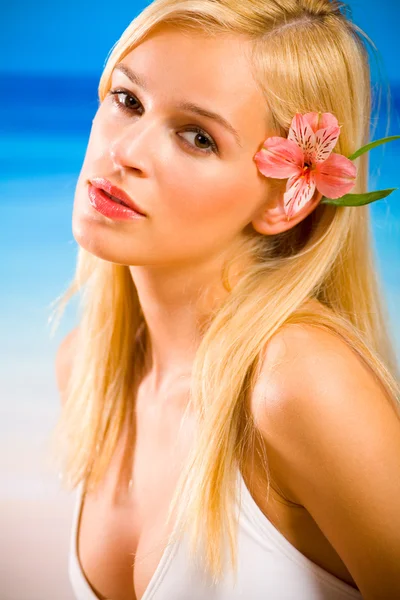 年轻漂亮性感的女人的比基尼在海滩上的肖像 — 图库照片