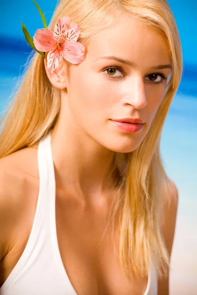 Portrét mladé krásné opálené sexy blondýnka v bikinách na — Stock fotografie