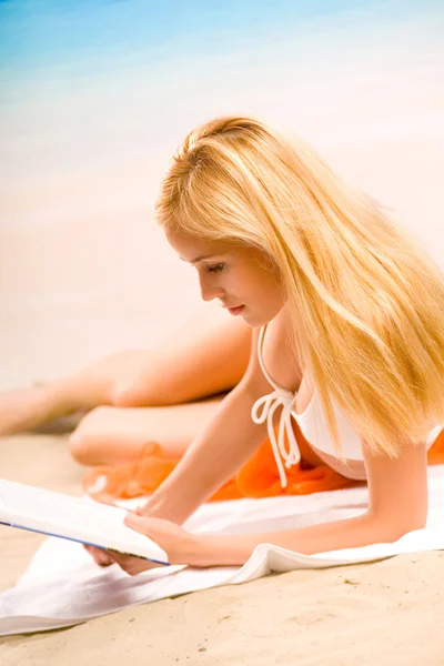 Unga vackra garvat blond kvinna i bikini, läser bok om se — Stockfoto