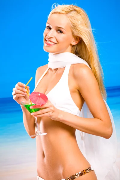 Όμορφη κοπέλα στο μπικίνι με κοκτέιλ στην παραλία — ストック写真