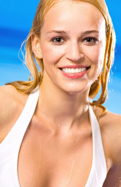 Jovem bela mulher quente em biquíni branco na praia tropical — Fotografia de Stock
