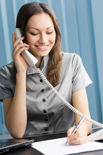Framgångsrik affärskvinna med telefon på kontoret — Stockfoto