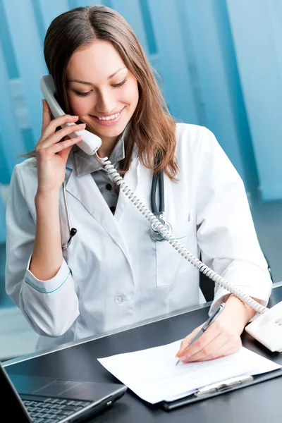 Porträtt av glad framgångsrik läkare på telefon på kontoret — Stockfoto