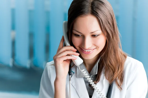 Portret szczęśliwy udany lekarz na telefon w urzędzie — Zdjęcie stockowe