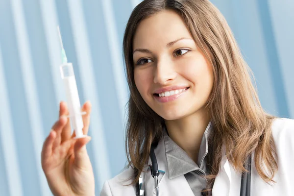 Šťastné ženy doktor s injekční stříkačkou v kanceláři — Stock fotografie