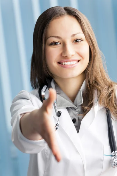 Jovem médico feliz dando a mão para aperto de mão no escritório — Fotografia de Stock