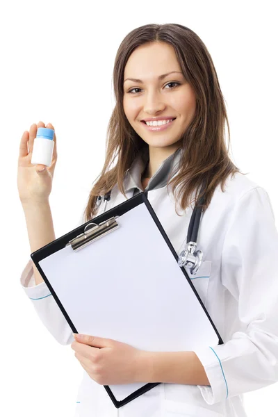 Vrouwelijke arts of verpleegkundige met geneesmiddel en Klembord, geïsoleerde o — Stockfoto