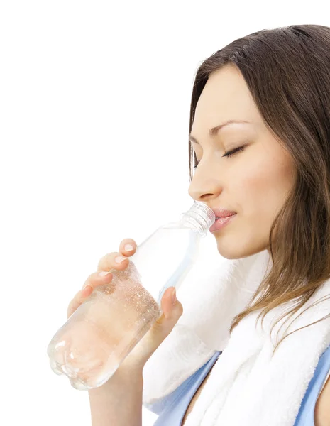 Kvinna i sportkläder dricksvatten, isolerad på vit — Stockfoto