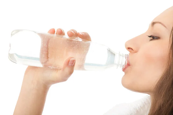 Foto de mulher bebendo água, isolada sobre fundo branco — Fotografia de Stock
