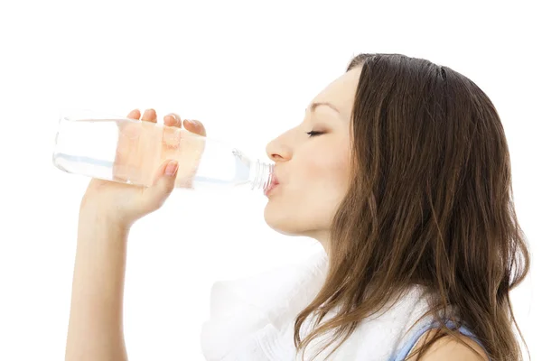 Vrouw in sportkleding drinkwater, geïsoleerd op wit — Stockfoto