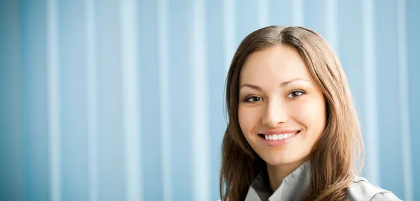 Unga glada leende framgångsrik affärskvinna — Stockfoto