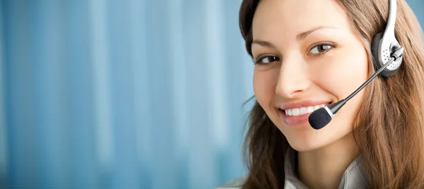Junge glücklich lächelnde erfolgreiche Geschäftsfrau — Stockfoto
